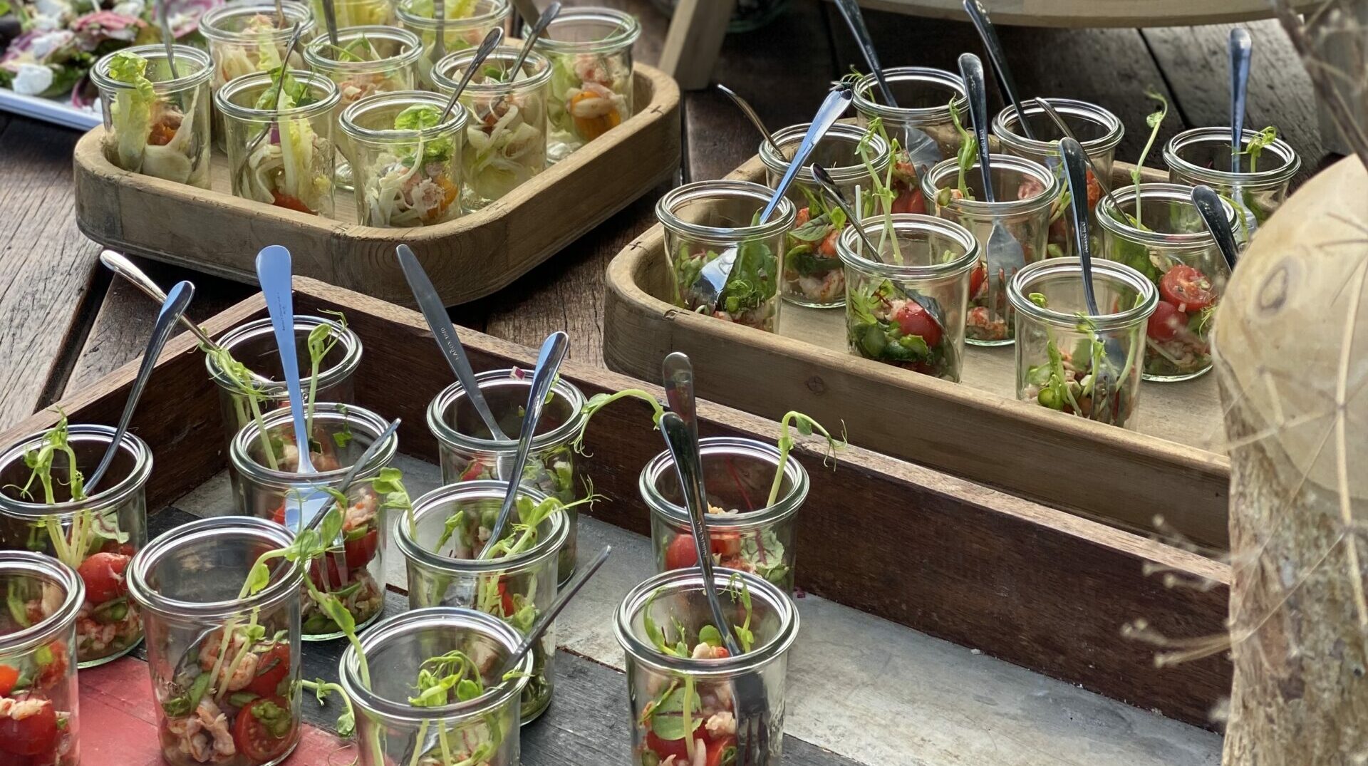 Cateringgerechten in glazen met verse ingrediënten