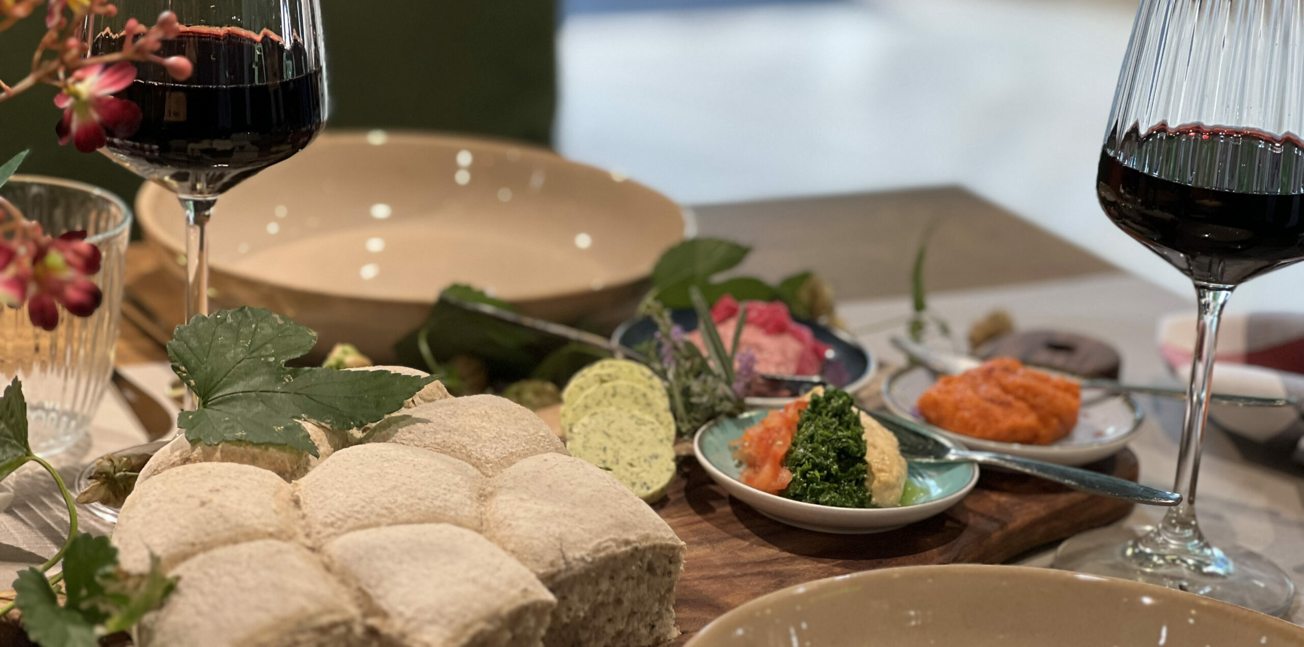 Shared dining met brood en kleine gerechten aan een gedekte tafel