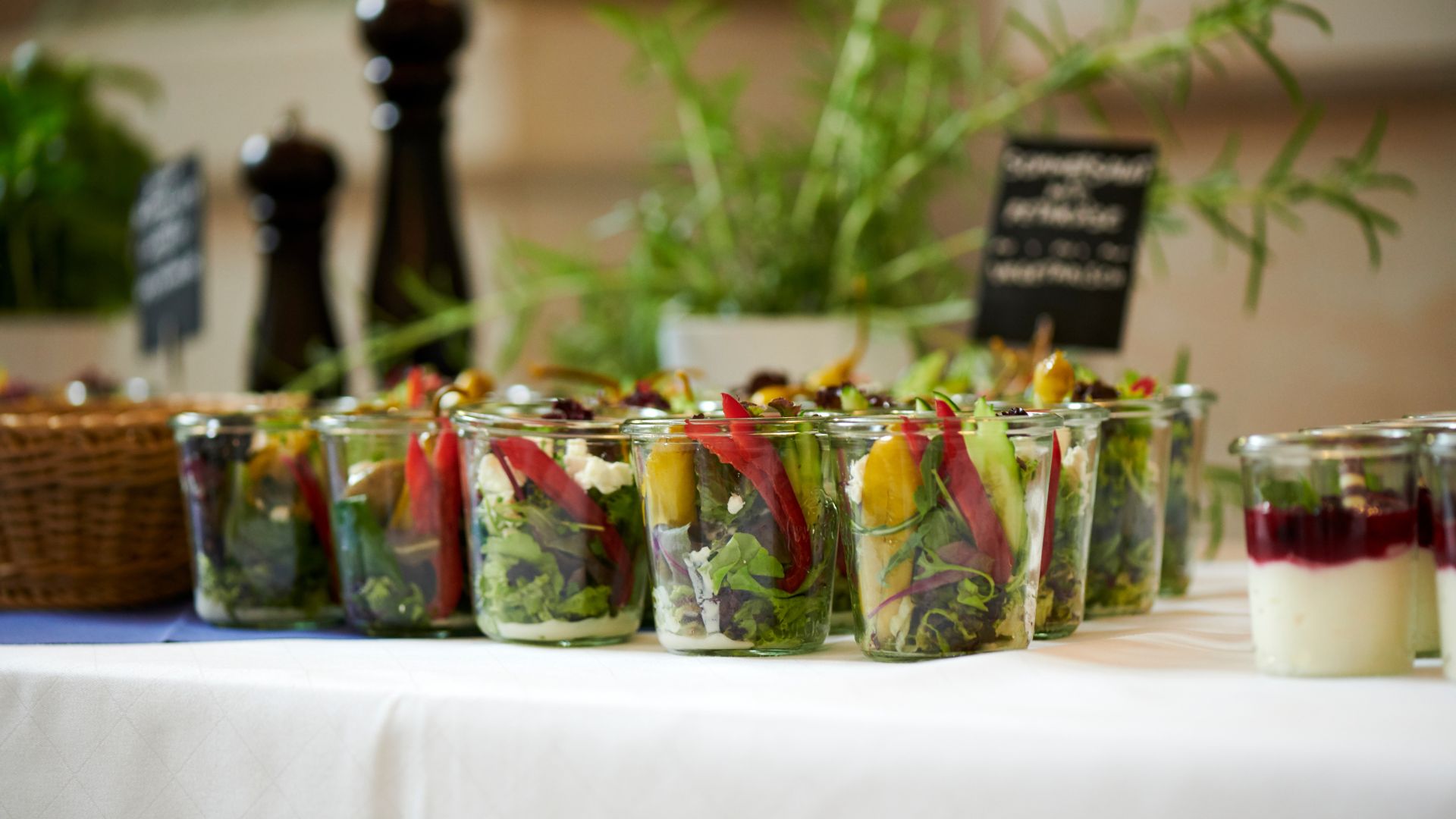 Verse lunchgerechten gepresenteerd in glazen