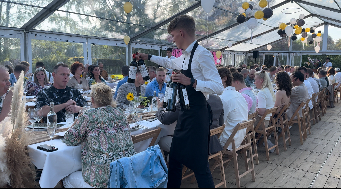 Personeelsfeest met gasten en bediening op locatie