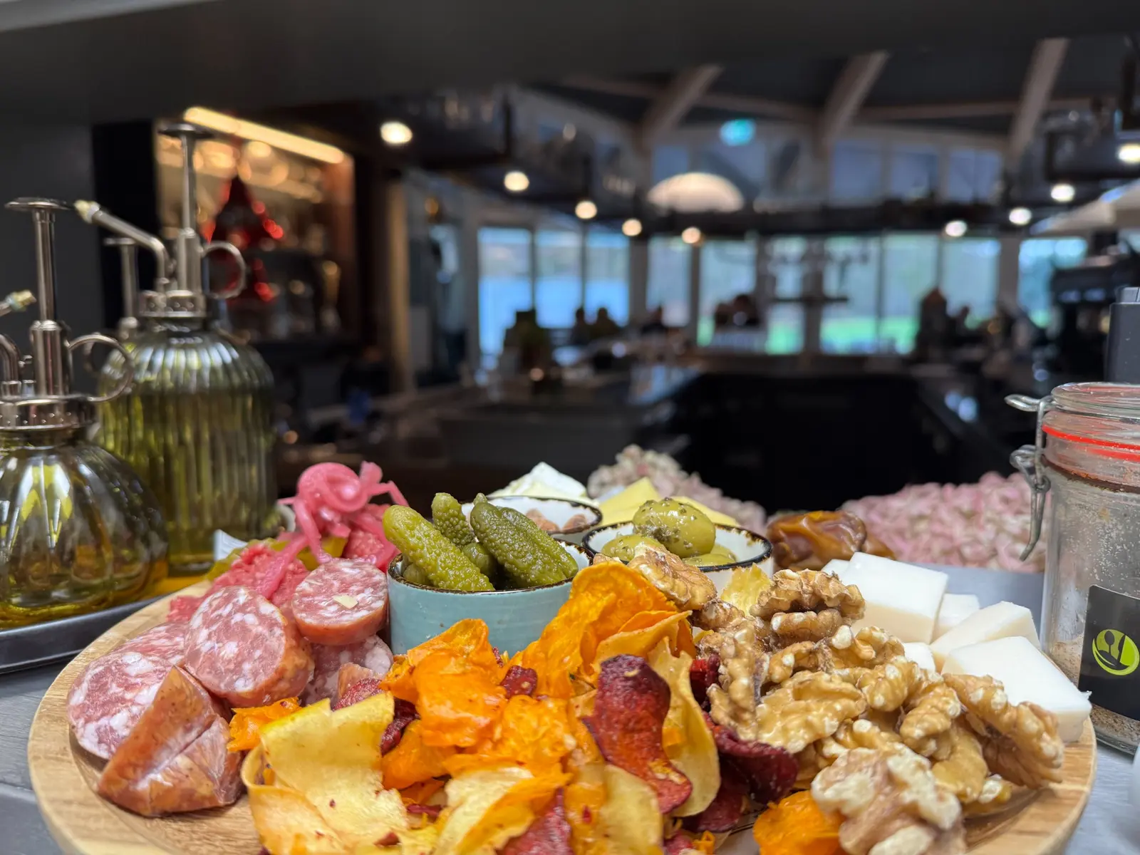 Rijk gevulde borrelplank bij Birdy’s & Bites
