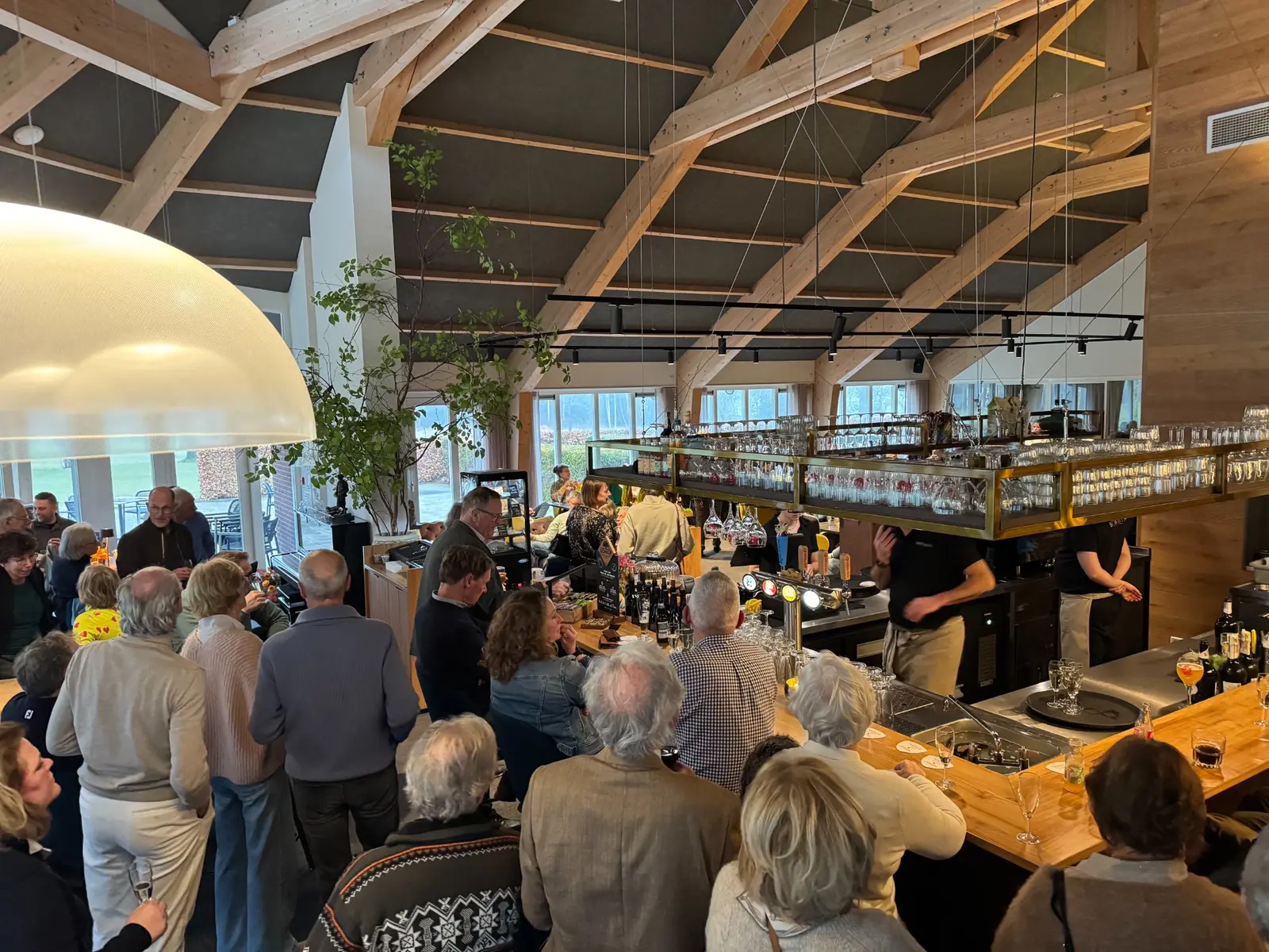 Gasten genieten in restobar Birdy’s & Bites