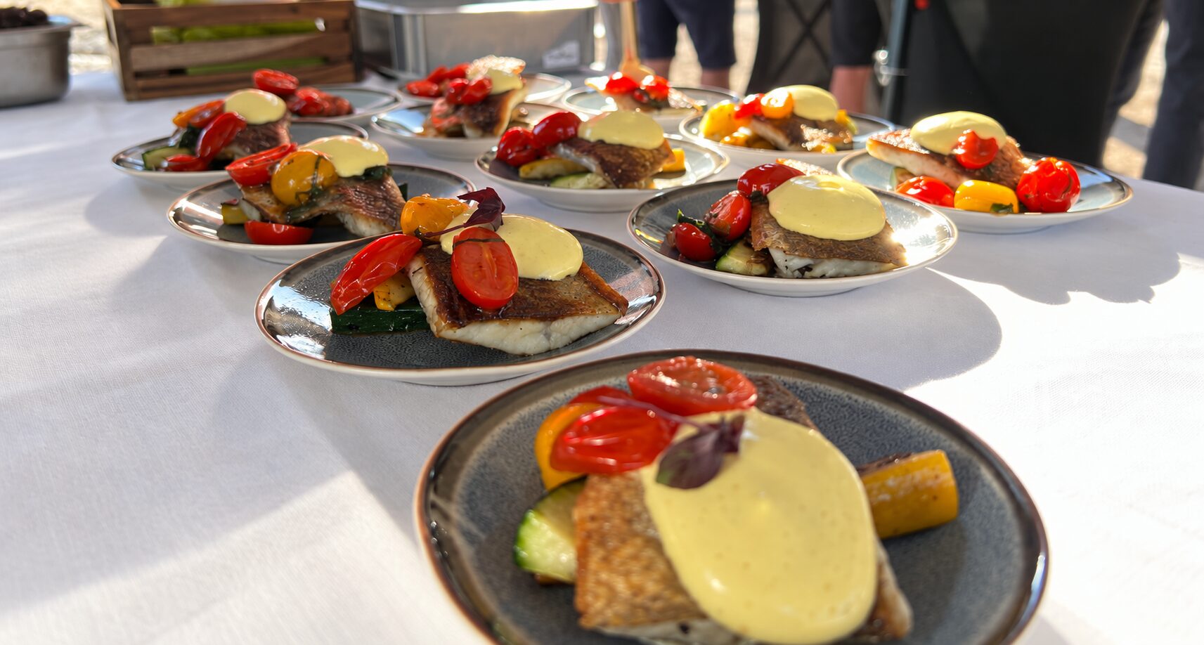 Verzorgde borden met vis, groenten en saus klaar voor de gasten