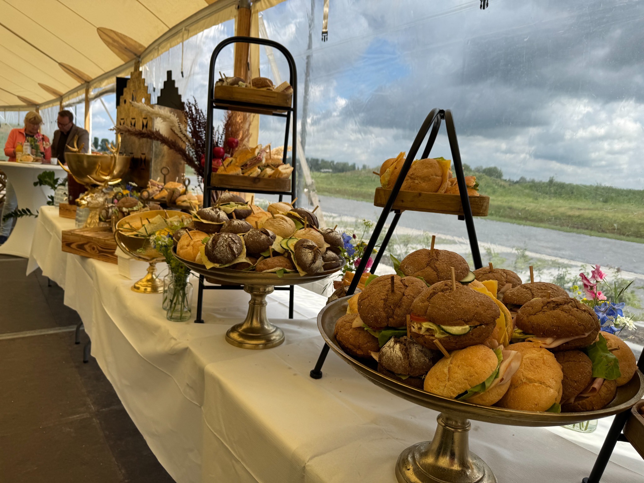 Lunchpresentatie met belegde broodjes tijdens de opening bij Omrin