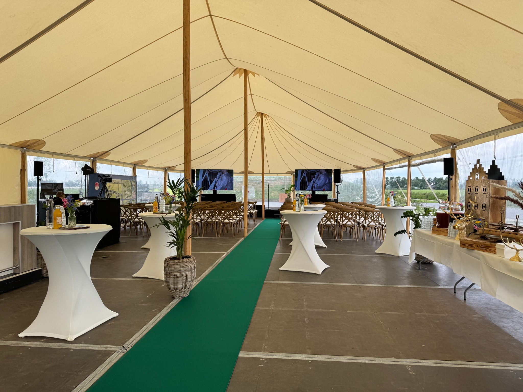 Ontvangsttent met tafels tijdens de opening van Omrin